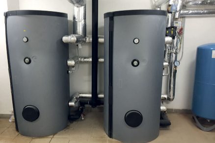 Obr. 4 Systém využívá teplo vyrobené obnovitelným zdrojem tepla i na předehřev pitné vody na teplotu přibližně 47 °C a to ve dvou akumulačních zásobnících.